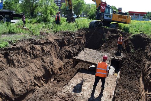 Вскрытие тепловой сети на улице Юбилейная в Черногорске . Фото пресс-службы СГК